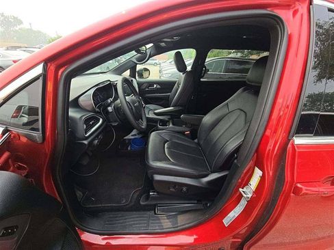 Used 2025 Chrysler Pacifica Select FWD image 7