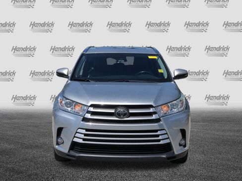Used 2019 Toyota Highlander XLE image 3