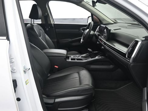 Used 2025 Kia Sorento S image 13