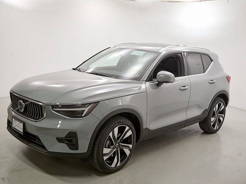 New 2025 Volvo XC40 B5 Plus w/ Climate Package image 6
