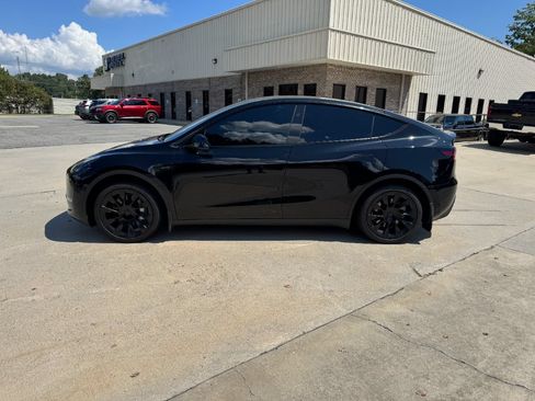 Used 2023 Tesla Model Y Long Range AWD/4WD image 2