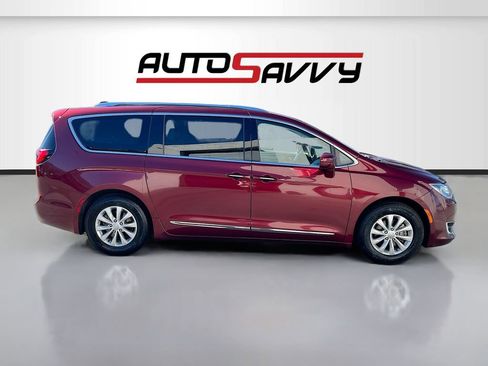 Used 2018 Chrysler Pacifica Touring-L Plus FWD image 8
