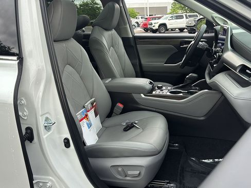 Used 2026 Toyota Highlander Platinum AWD/4WD image 18