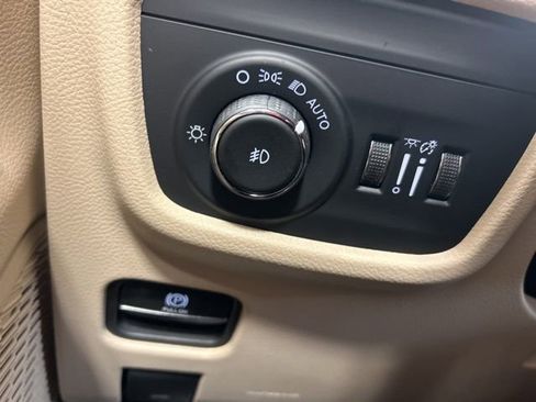 Used 2023 Jeep Grand Cherokee Limited image 31