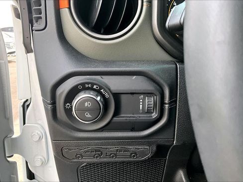 Used 2025 Jeep Gladiator Mojave AWD/4WD image 34