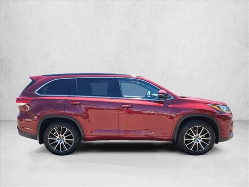 Used 2017 Toyota Highlander SE AWD/4WD image 4