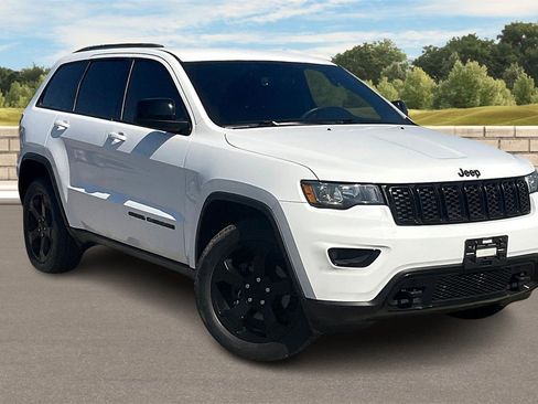 Used 2019 Jeep Grand Cherokee Laredo image 2