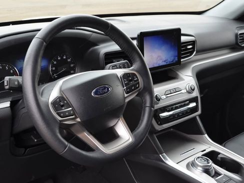 Used 2024 Ford Explorer XLT w/ Equipment Group 202A image 8