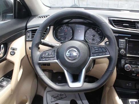 Used 2020 Nissan Rogue SV image 11