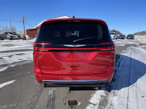 Used 2024 Chrysler Pacifica Touring-L image 7