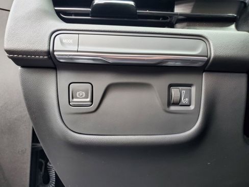 Used 2022 Cadillac Escalade Luxury image 16