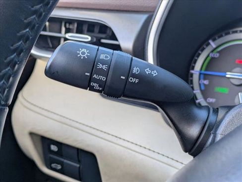 Used 2022 Toyota Highlander XLE FWD image 12