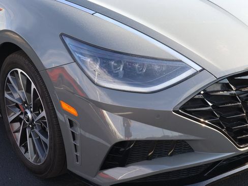 Used 2020 Hyundai Sonata Limited w/ Preferred Accessory Package FWD image 4