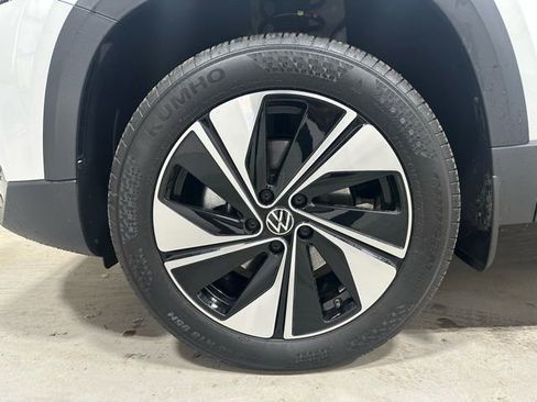 New 2025 Volkswagen Taos SE image 22