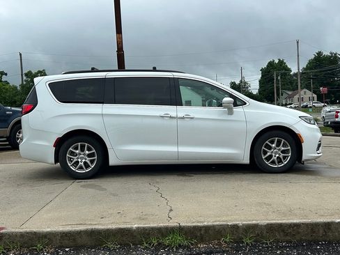 Used 2022 Chrysler Pacifica Touring-L FWD image 5