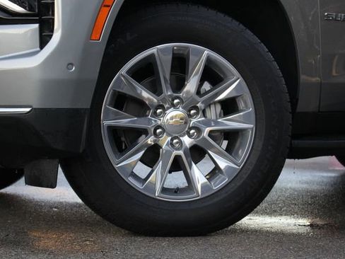 Used 2025 Chevrolet Suburban Premier image 3