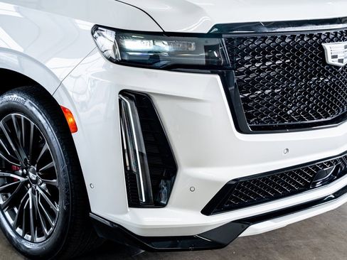 Used 2023 Cadillac Escalade V w/ LPO, ONYX Package image 18