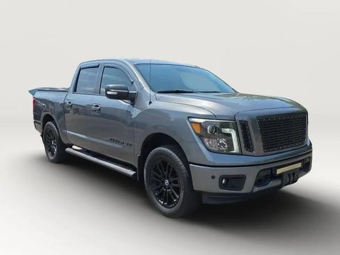Used 2019 Nissan Titan SV w/ SV Convenience Package RWD image 3