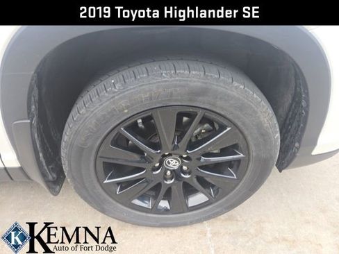 Used 2019 Toyota Highlander SE image 6