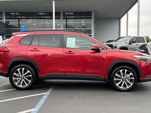 Used 2024 Toyota Corolla Cross XLE image 2