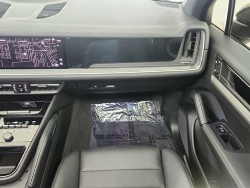 Used 2025 Porsche Cayenne w/ Premium Package image 36