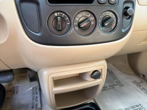 Used 2004 Ford Escape XLS FWD image 45