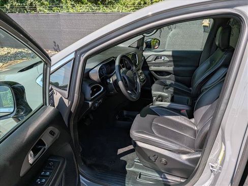 Used 2025 Chrysler Pacifica Select FWD image 30