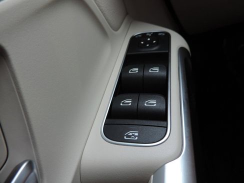 Used 2022 Mercedes-Benz GLB 250 4MATIC image 29