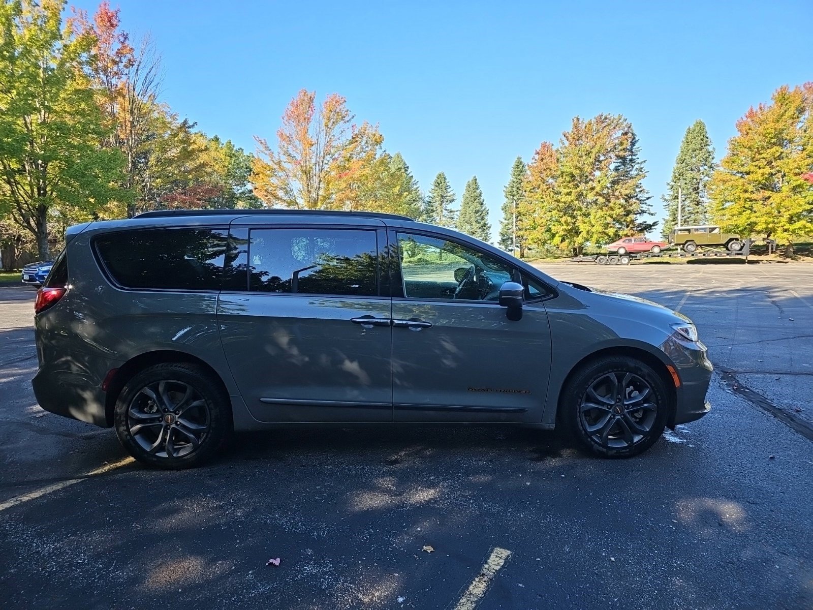 Used 2023 Chrysler Pacifica Touring-L w/ Road Tripper Package AWD/4WD image 7