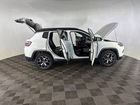 Used 2025 Jeep Compass Limited AWD/4WD image 17
