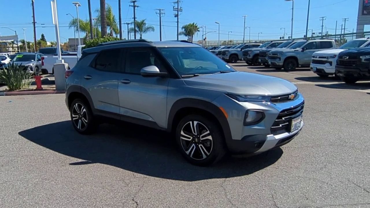 Used 2023 Chevrolet TrailBlazer LT FWD image 2