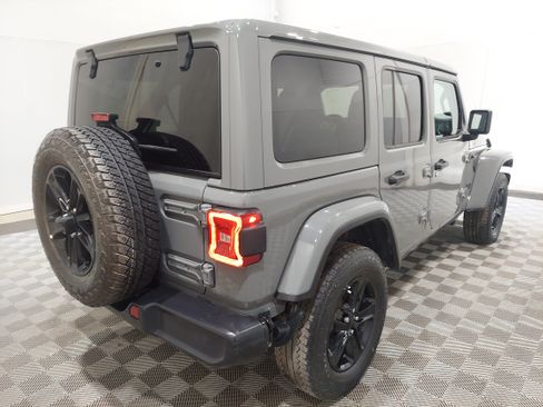 Used 2023 Jeep Wrangler Unlimited Sahara AWD/4WD image 3