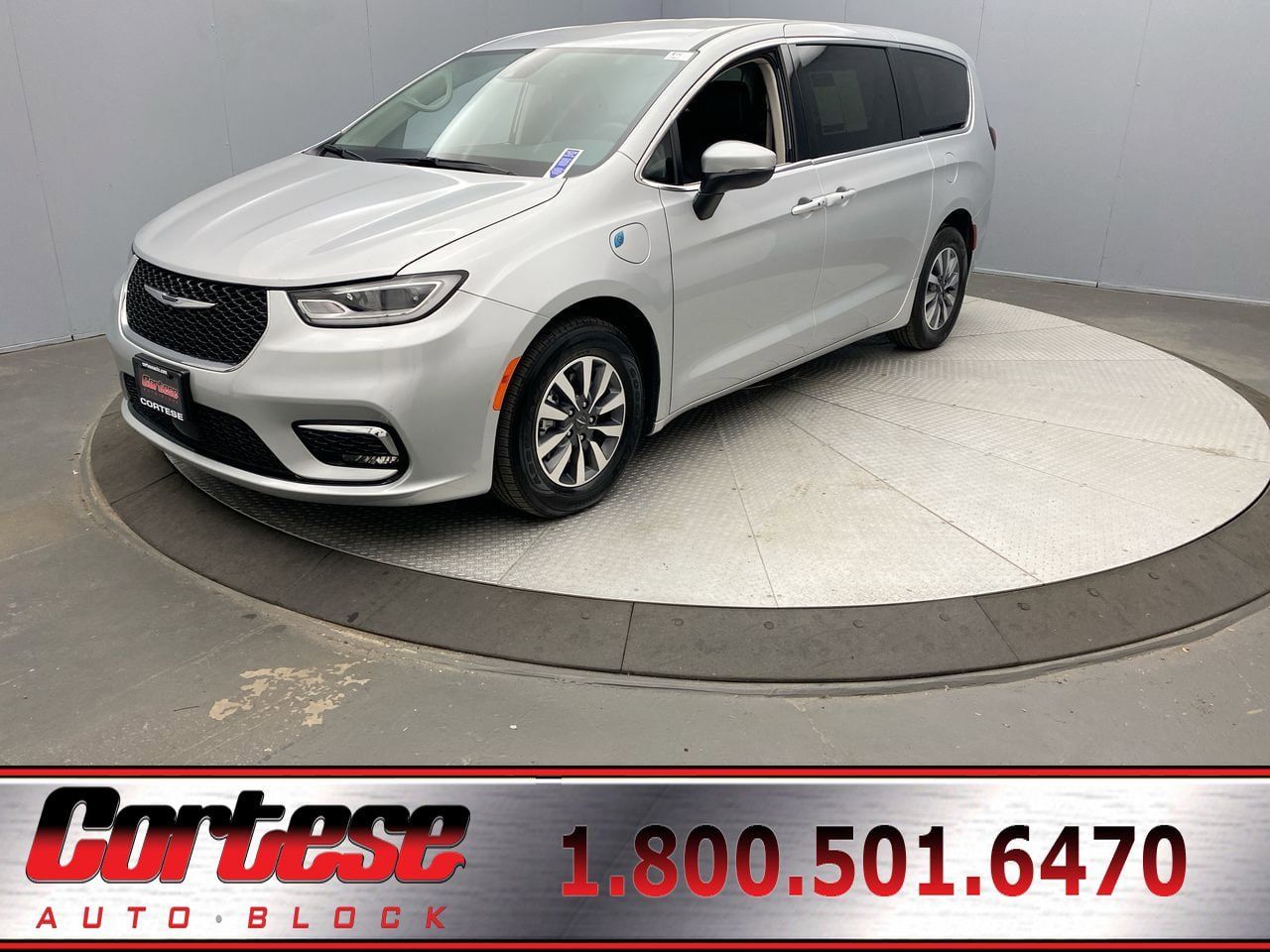 Used 2023 Chrysler Pacifica Touring-L FWD image 1