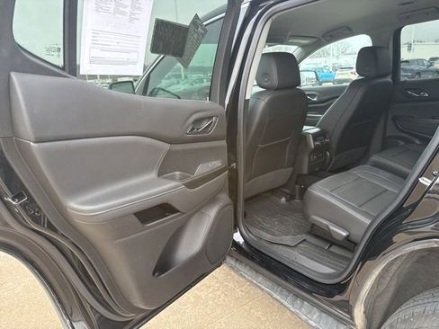 Used 2023 GMC Acadia SLT w/ Preferred Package image 17