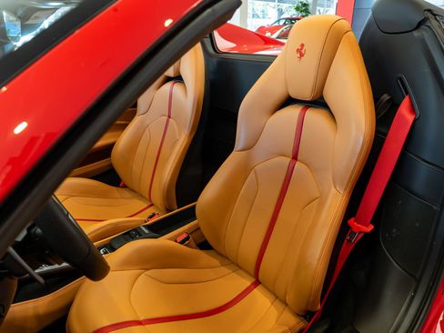 Used 2021 Ferrari F8 Tributo RWD image 11