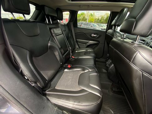 Used 2019 Jeep Cherokee Latitude Plus w/ Comfort/Convenience Group AWD/4WD image 17