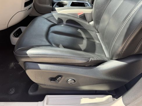 Used 2023 Chrysler Pacifica Touring-L image 28