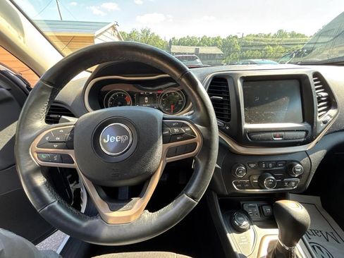 Used 2017 Jeep Cherokee Latitude AWD/4WD image 13