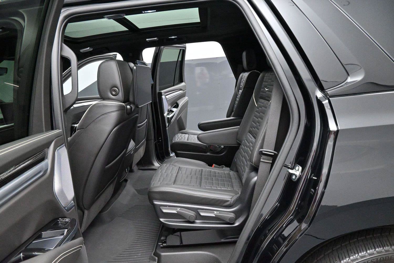 Used 2025 Cadillac Escalade V w/ LPO, ONYX Package AWD/4WD image 31