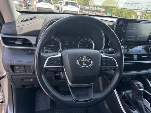 Used 2022 Toyota Highlander XLE AWD/4WD image 10