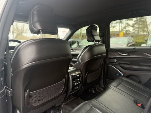 Used 2022 Jeep Grand Cherokee Overland w/ Luxury Tech Group IV image 17