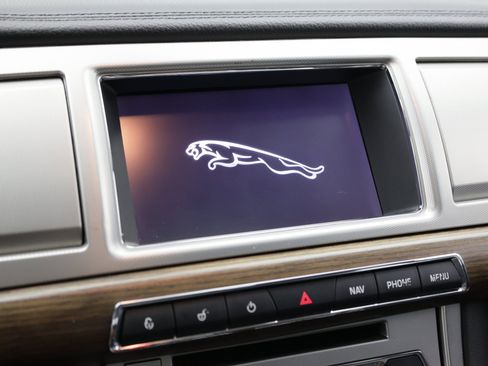 Used 2013 Jaguar XF RWD image 24