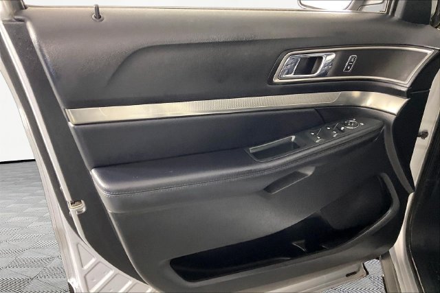 Used 2018 Ford Explorer XLT w/ Equipment Group 202A AWD/4WD image 17