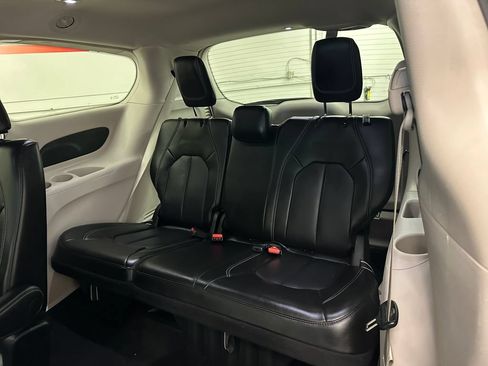 Certified 2023 Chrysler Pacifica Touring-L FWD image 25