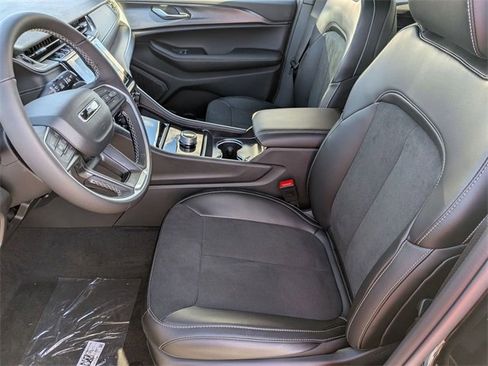 New 2025 Jeep Grand Cherokee Altitude image 12