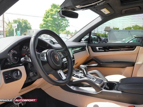 Used 2019 Porsche Cayenne Turbo w/ Premium Plus Package AWD/4WD image 21