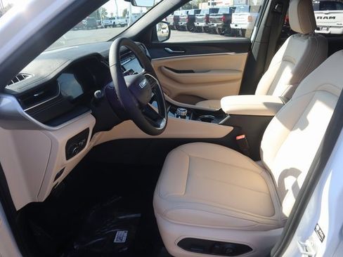 New 2025 Jeep Grand Cherokee Limited image 7