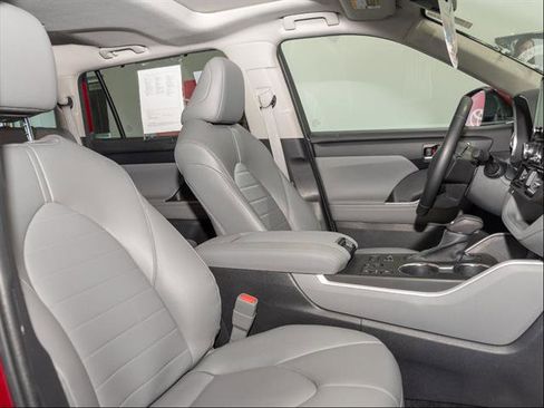 Used 2023 Toyota Highlander XLE image 25