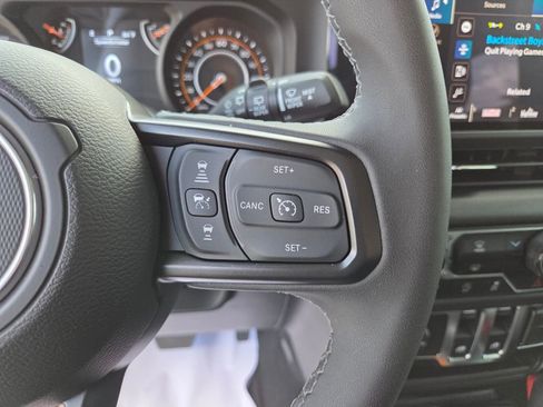 Used 2025 Jeep Wrangler Sport AWD/4WD image 31