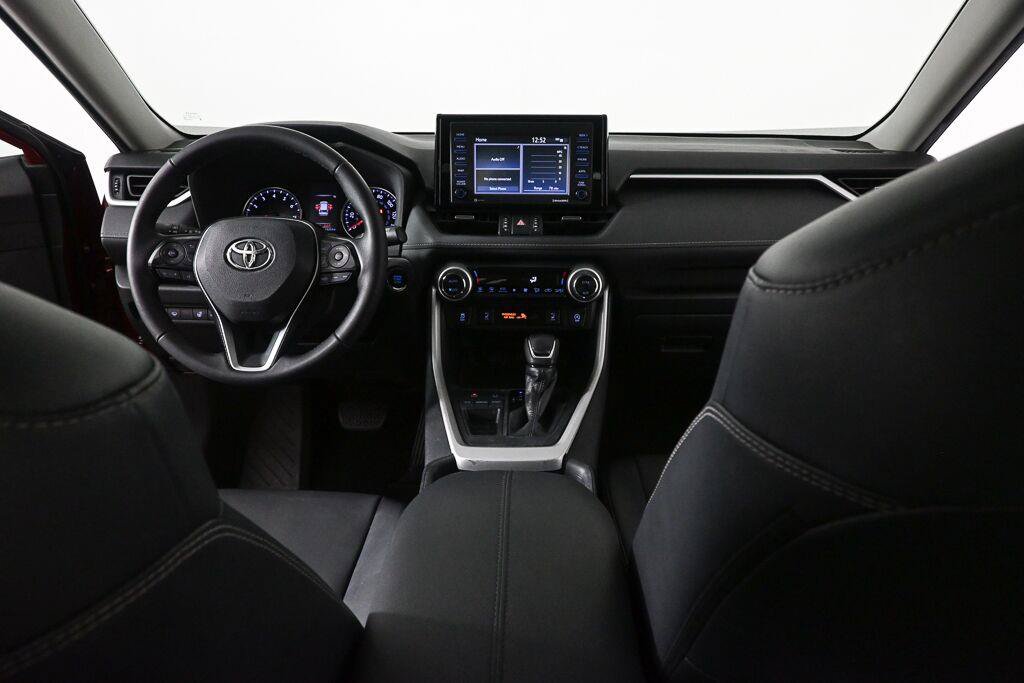 Used 2020 Toyota RAV4 XLE Premium FWD image 17
